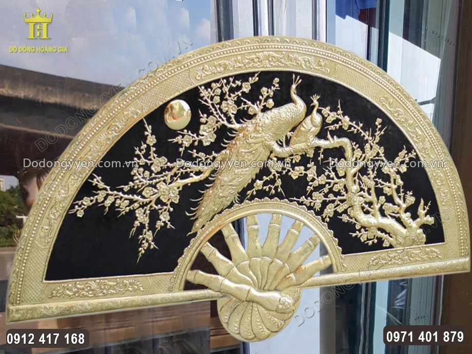 Nổi bật tr&ecirc;n nền sơn đen, từng họa tiết hoa văn được chạm th&uacute;c nổi sắc n&eacute;t